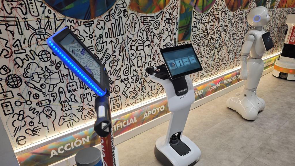 Varios de los robots adaptados por la Fundación ONCE para ayudar a personas con discapacidad.