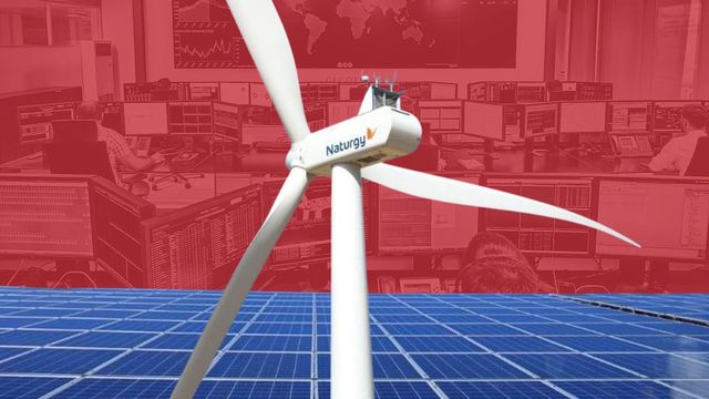 Fotomontaje de un aerogenerador y paneles solares de Naturgy con un centro de control de renovables de fondo.