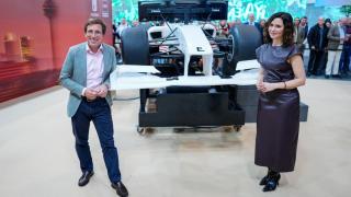 El alcalde de Madrid, José Luis Martínez-Almeida, y la presidenta de la Comunidad, Isabel Díaz Ayuso, en el 'stand' de Madrid de Fitur, en Ifema, este viernes.