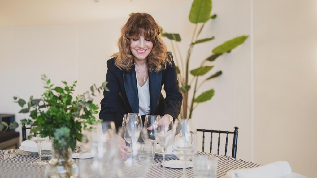 Asun, la directora del catering de las bodas de la 'jet set', ultimando los preparativos en una mesa.