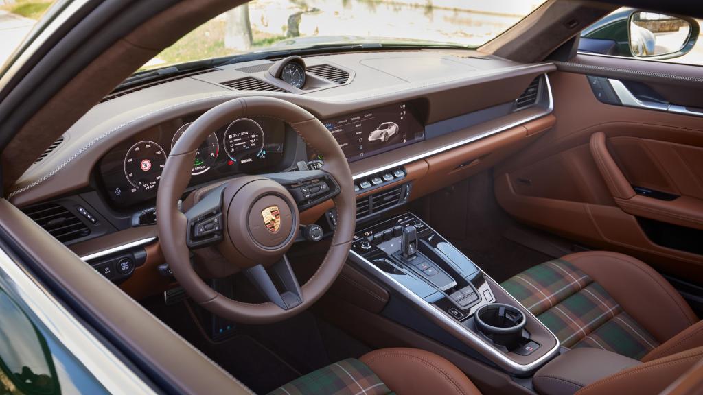 Interior del Porsche 911 Cuarenta Edition.