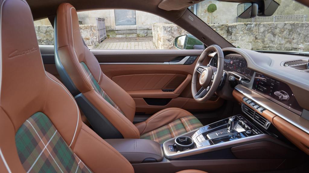 Interior del Porsche 911 Cuarenta Edition.