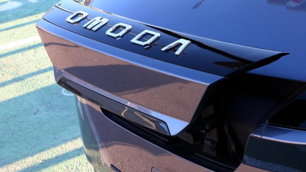 La toma de carga rápida está en el frontal, algo que no es usual en los eléctricos modernos.