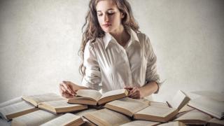 Las mujeres leen más y descubren autores a través de TikTok.