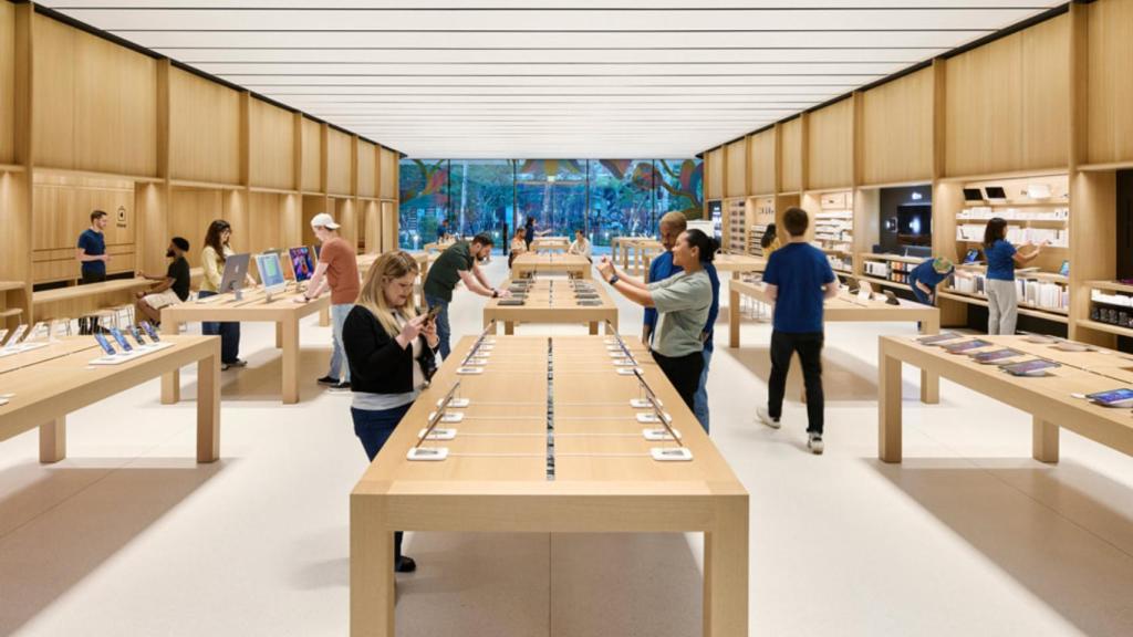 Parte del interior de la tienda Apple Miami Worldcenter.
