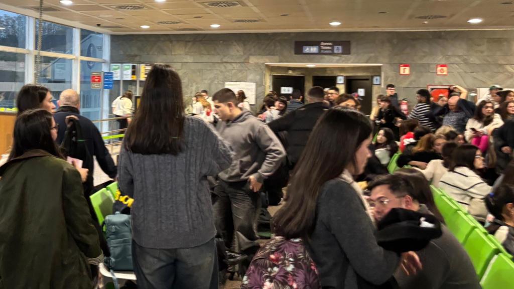 Pasajeros esperando a volar en Alvedro este viernes