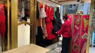 Aurora Gaviño junior en su tienda del Casco Antiguo de Sevilla.