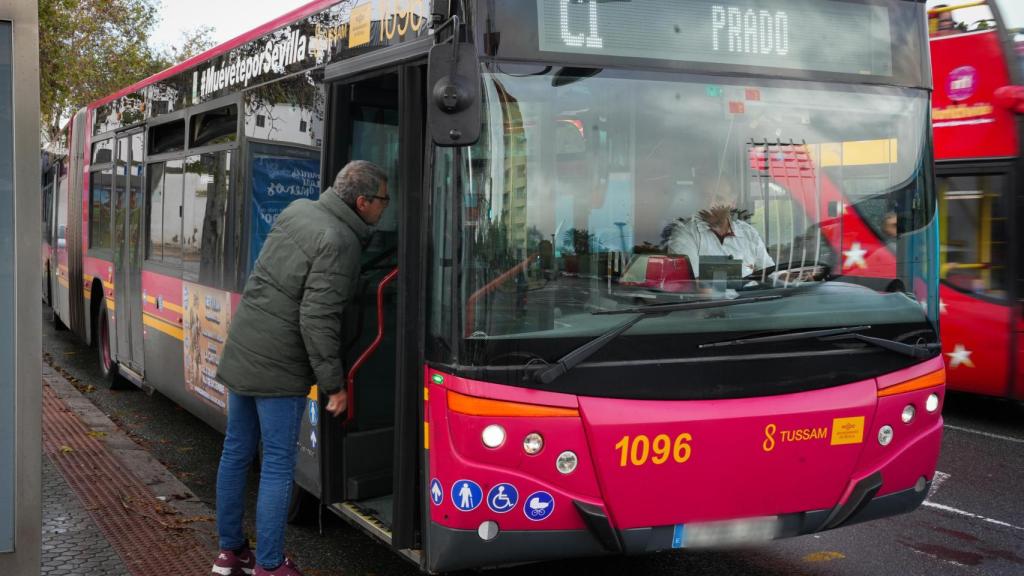 Un autobús de Tussam, de la línea C1.