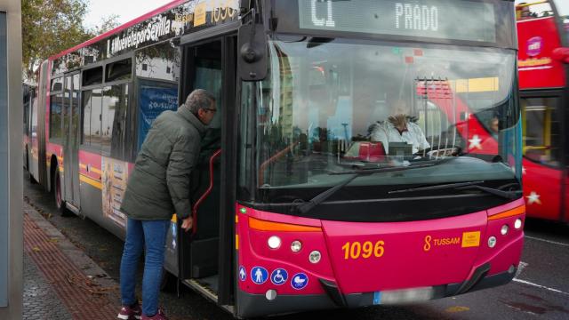 Un autobús de Tussam, de la línea C1.