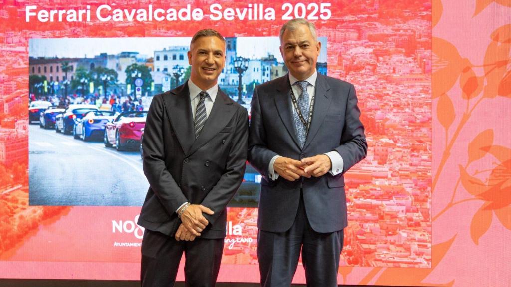 El alcalde de Sevilla, José Luis Sanz, junto al director de eventos internacionales de Ferrari, Alessandro Cellamare.