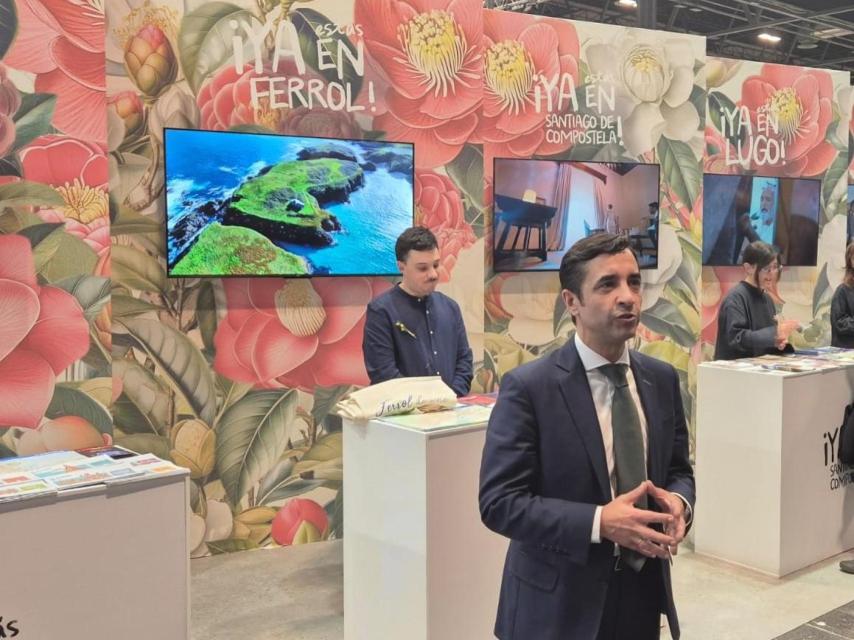 El alcalde de Ferrol delante del mostrado de la ciudad en el stand de Galicia