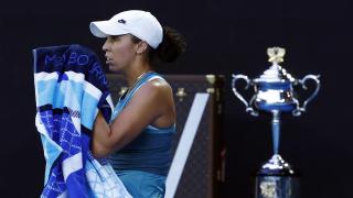Madison Keys, durante la final del Open de Australia 2025 con el trofeo de fondo
