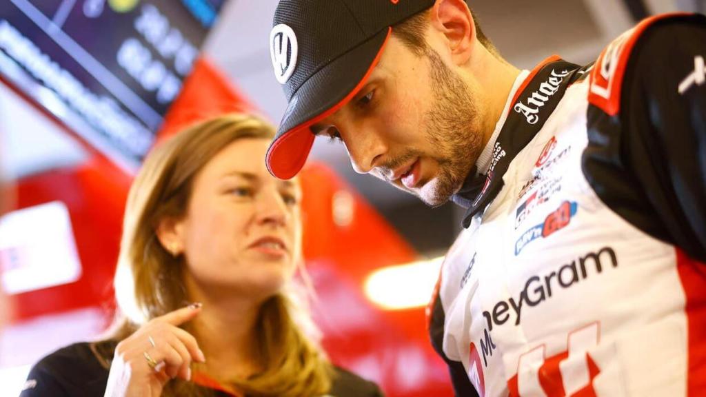 Laura Müller, junto a Esteban Ocon en su primer día de trabajo juntos