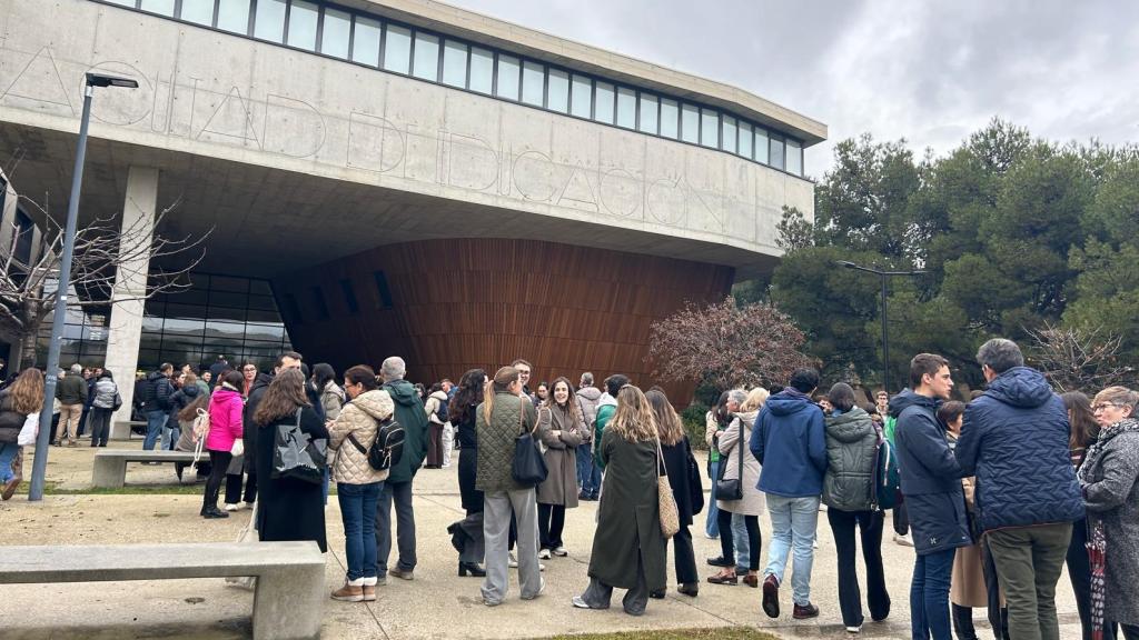 Estudiantes de MIR esperando para entrar en la facultad de Educación, donde harán el examen en Zaragoza.
