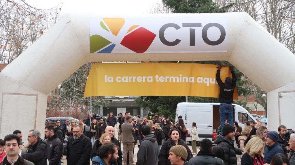 Ambiente a las afueras de la facultad de Derecho, donde cientos de médicos han hecho este sábado el examen MIR.