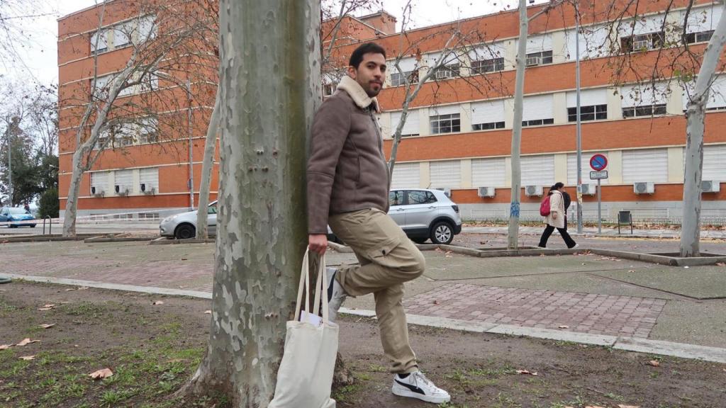 El médico Daniel Casas, antes de entrar al examen MIR, este sábado