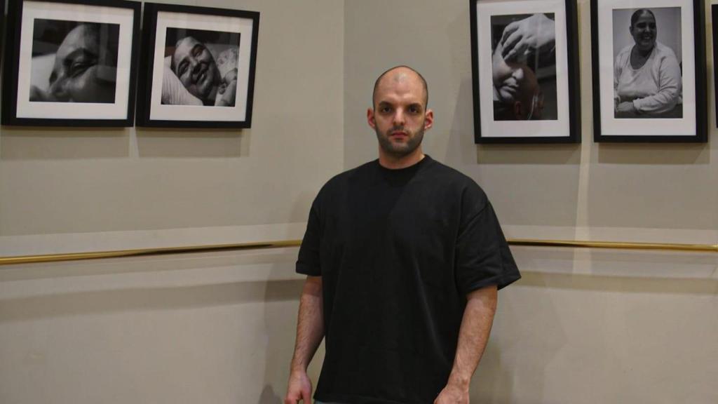 Adrián Pita junto a la exposición 'Berta' en el Centro Gallego de Barcelona