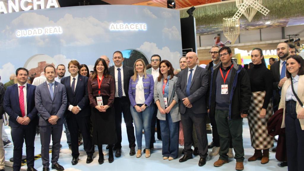 La delegada de la Junta en Ciudad Real, Blanca Fernández, visitó el estand de Castilla-La Mancha en Fitur.