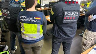 Agentes de la Policía Nacional y de los Mossos d’Esquadra que participaron en la operación.