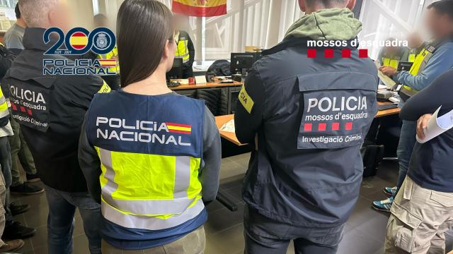 Agentes de la Policía Nacional y de los Mossos d’Esquadra que participaron en la operación.