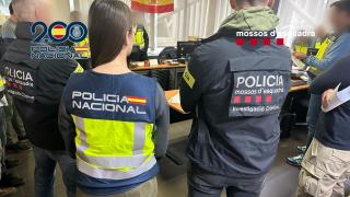 Agentes de la Policía Nacional y de los Mossos d’Esquadra que participaron en la operación.
