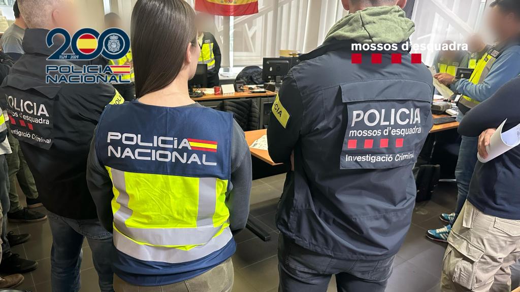 Agentes de la Policía Nacional y de los Mossos d’Esquadra que participaron en la operación.