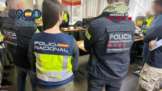 Agentes de la Policía Nacional y de los Mossos d’Esquadra que participaron en la operación.