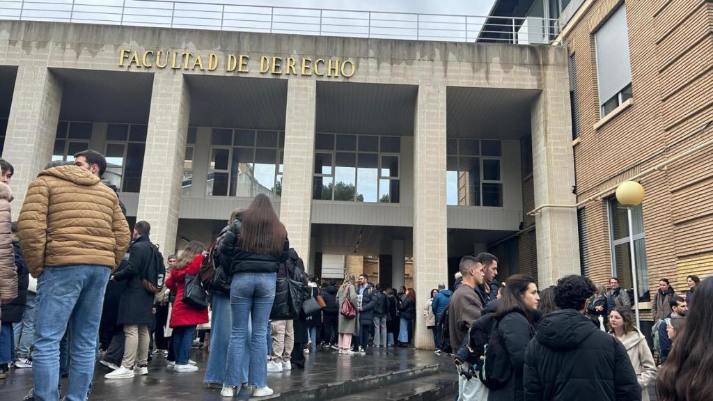 Cientos de estudiantes a las puertas de la facultad de Derecho, en Zaragoza.