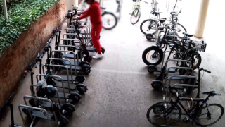 El presunto autor de los robos de patinetes, grabado por una cámara.