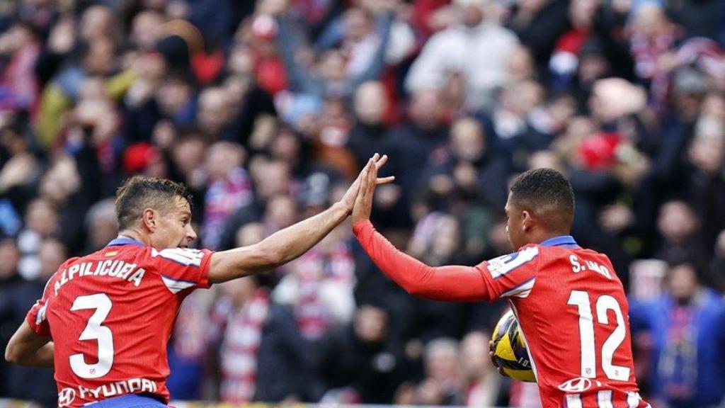 Azpilicueta y Lino celebran el gol del Atlético de Madrid ante el Villarreal.