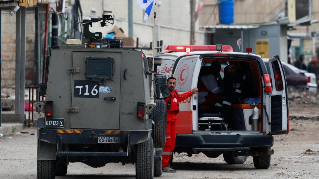 Un vehículo del ejército israelí revisa una ambulancia en Yenín, Cisjordania.