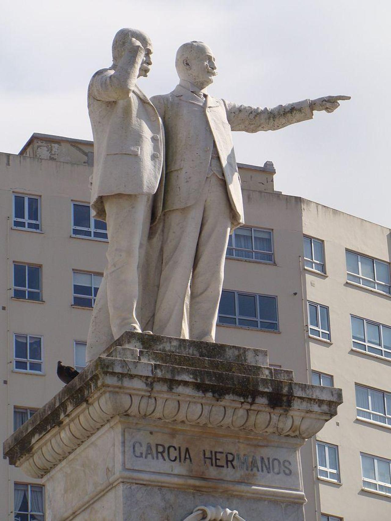 Estatua a los Hermanos García Naveira, en Betanzos. https://es.wikipedia.org