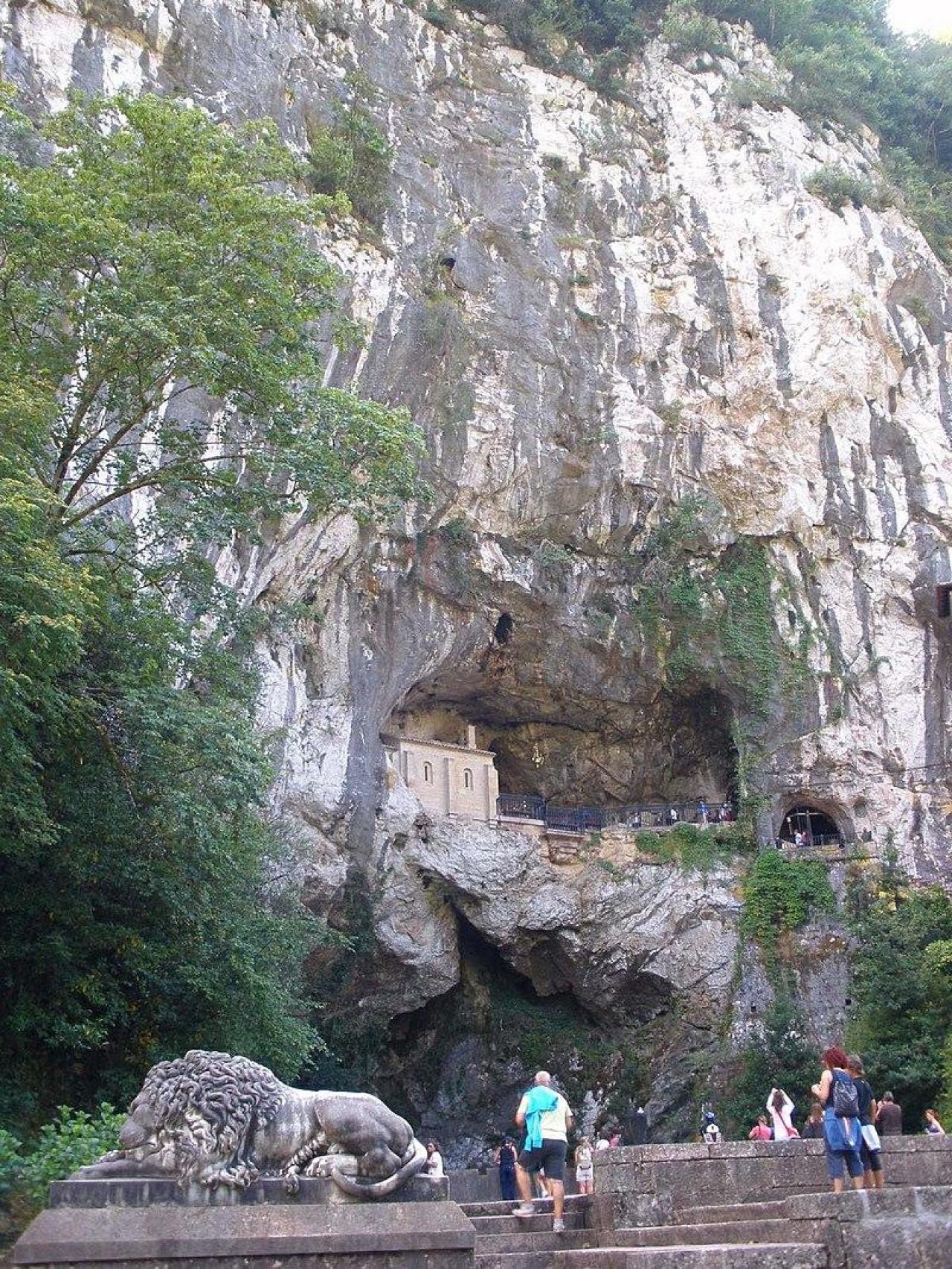 Santuario de Covadonga y uno de los leones. https://es.wikipedia.org
