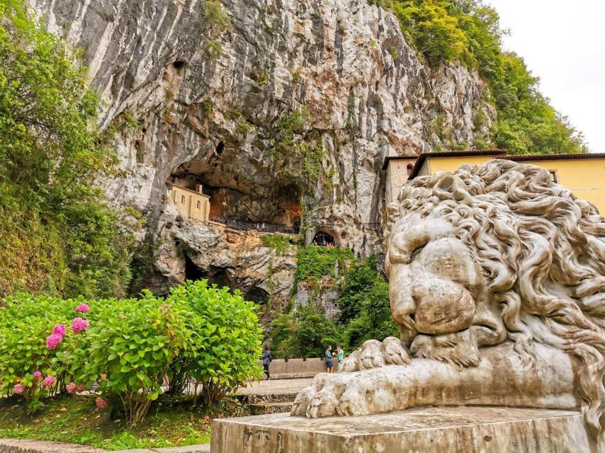 Santuario de Covadonga y uno de los leones. https://es.wikipedia.org