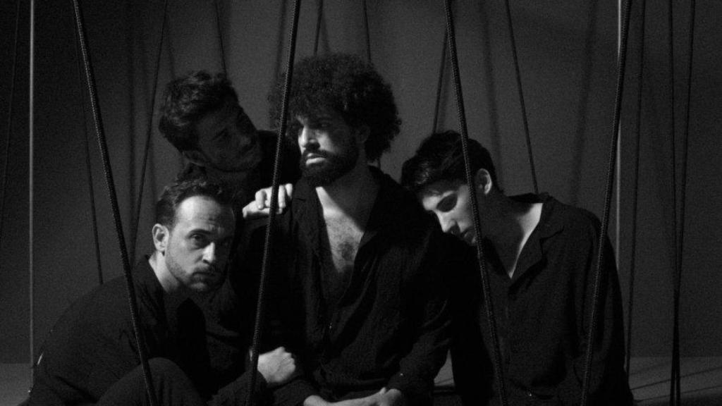 'Y pusieron esposas a las flores'