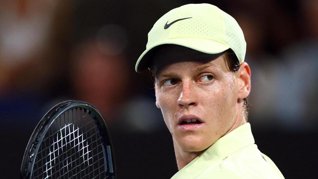 Sinner mira a su banquillo en la final del Open de Australia.