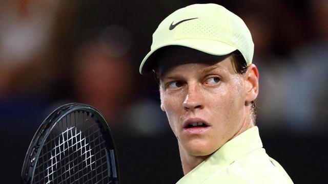 Sinner mira a su banquillo en la final del Open de Australia