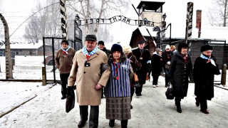 Supervivientes entrando al campo de Auschwitz