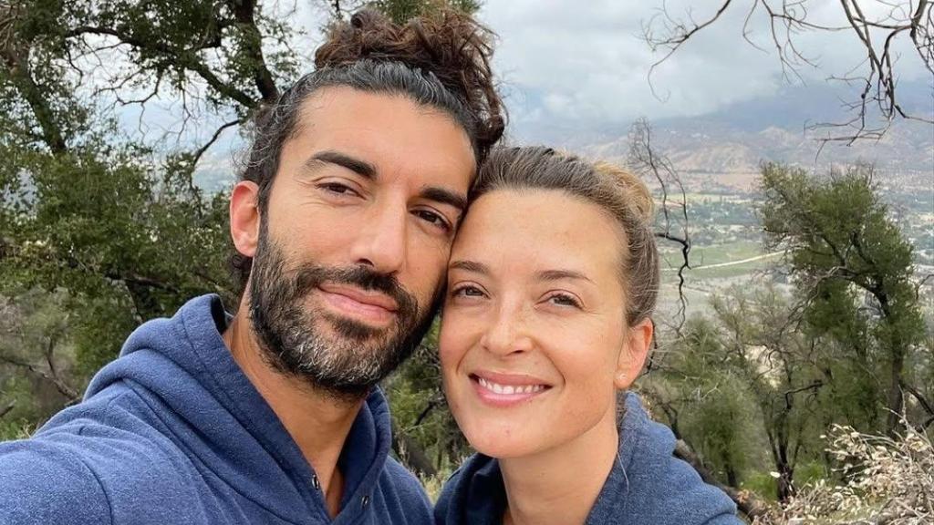 Justin Baldoni junto a su mujer, Emily.
