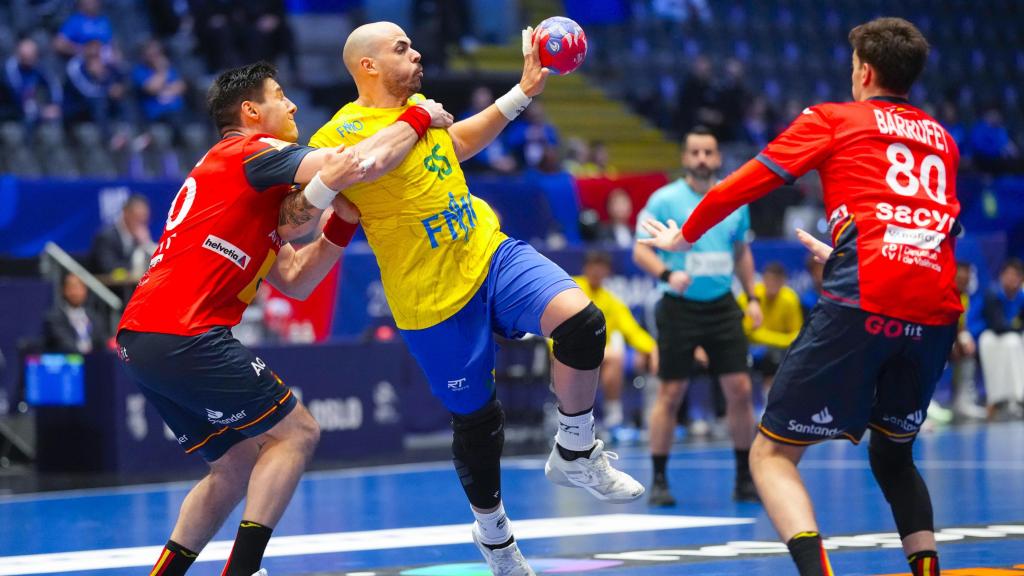 Gustavo Rodrigues ante la presión de la defensa española.