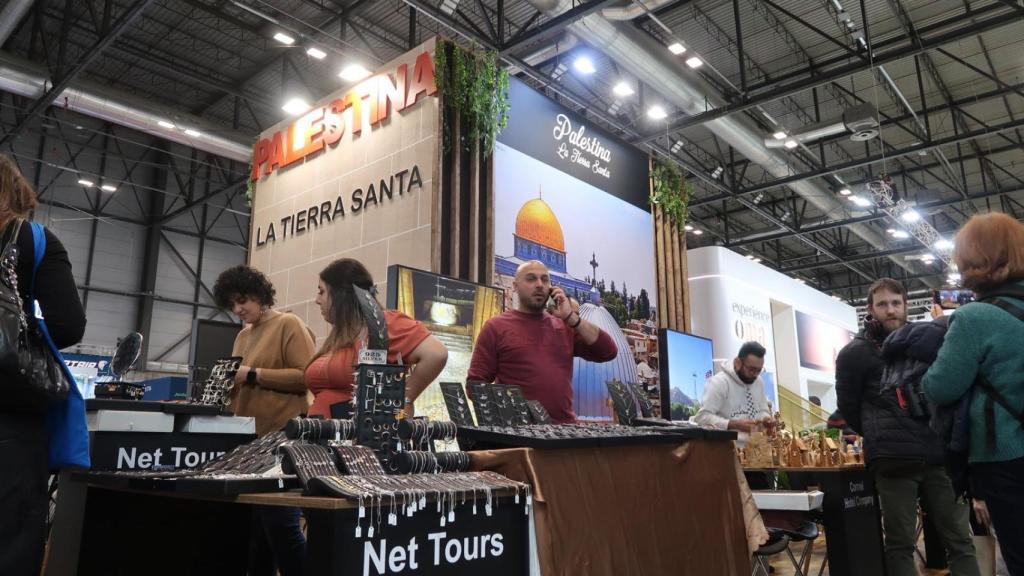 Varias personas venden productos palestinos en el puesto del país de Oriente Medio, este domingo.