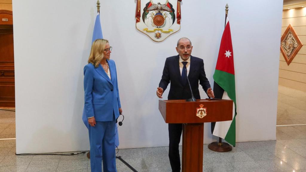 El ministro de Asuntos Exteriores de Jordania, Ayman Safadi, habla durante una conferencia de prensa junto a la enviada de la ONU para Oriente Medio, Sigrid Kaag, en Ammán.