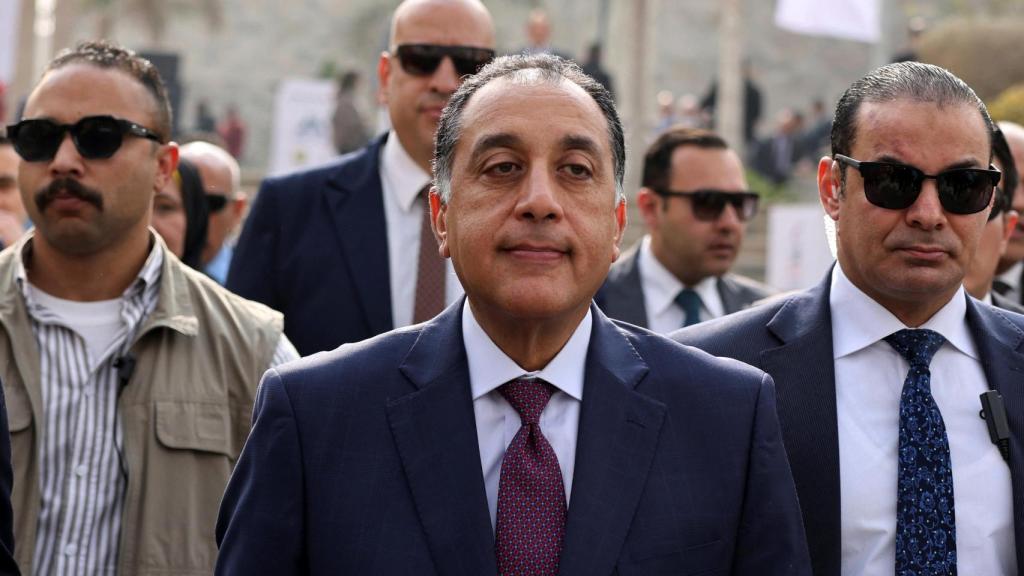 El primer ministro egipcio, Mostafa Madbouly, observa durante su visita al lugar donde los camiones que transportan ayuda humanitaria egipcia esperan para comenzar a moverse hacia el cruce fronterizo de Rafah para ingresar a Gaza.