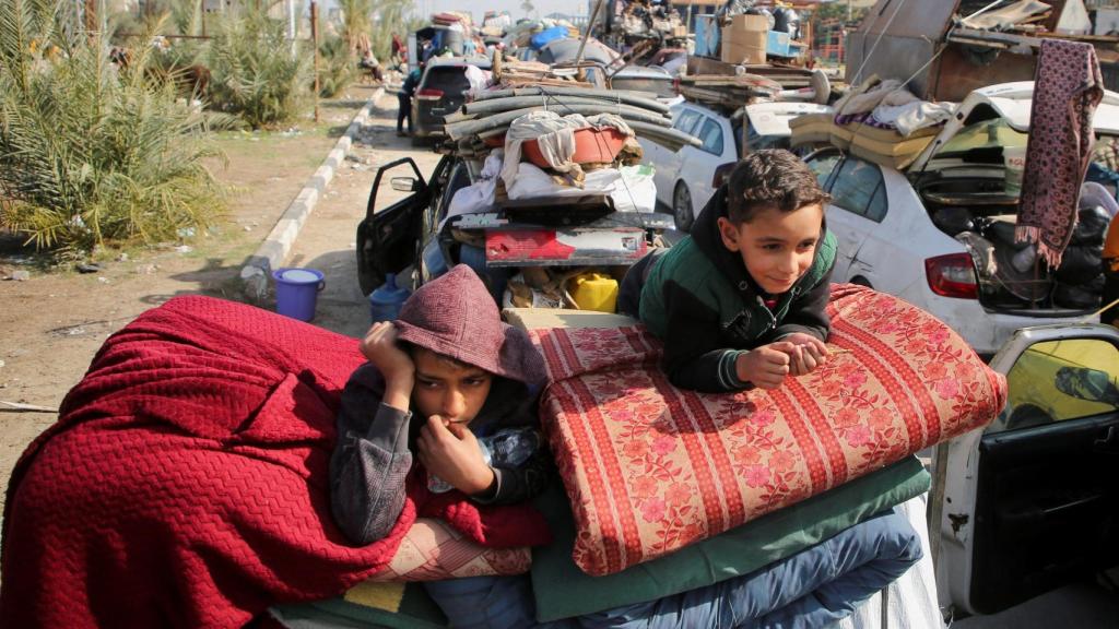 Palestinos desplazados esperan que se les permita regresar a sus hogares en el norte de Gaza, en la Franja de Gaza central.