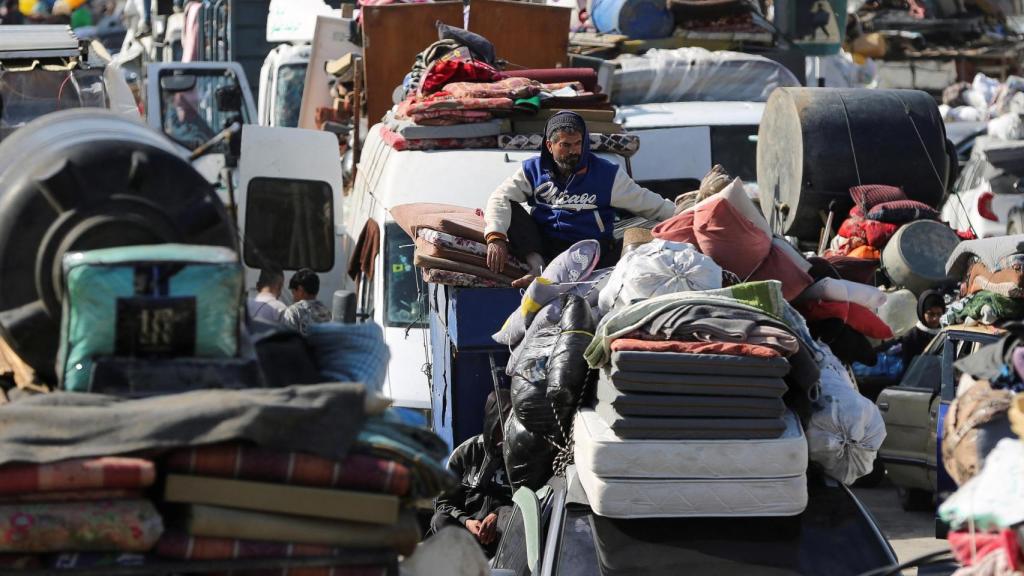 Palestinos desplazados esperan que se les permita regresar a sus hogares en el norte de Gaza, en la Franja de Gaza central.
