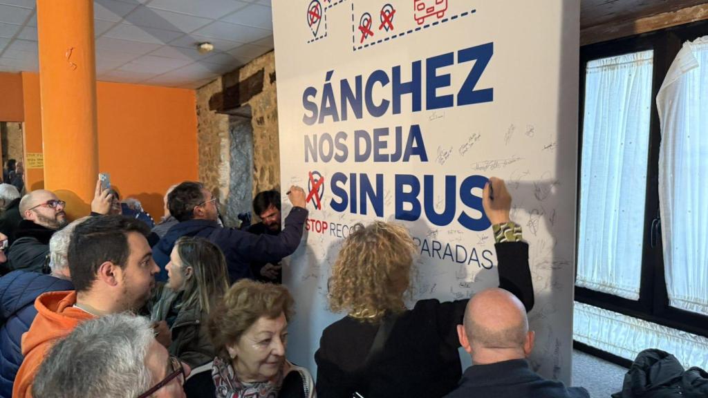 Un cartel con el Sánchez nos deja sin bus en el acto del PP de Salamanca