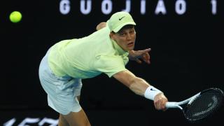 Jannik Sinner ejecuta un golpe en posición acrobática ante Zverev.