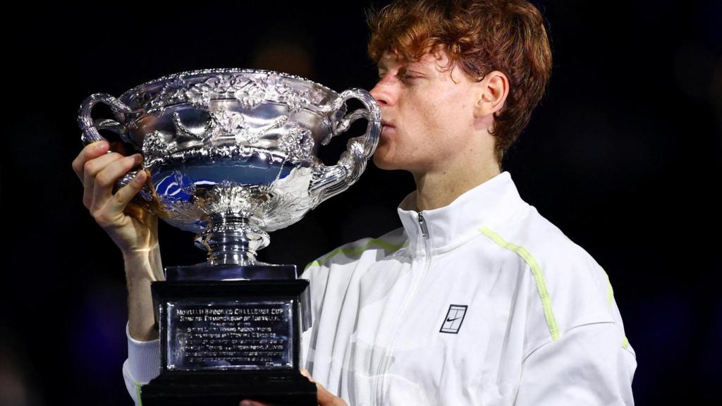 Jannik Sinner besa el trofeo del Open de Australia.