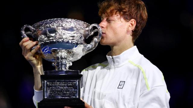 Jannik Sinner besa el trofeo del Open de Australia.