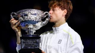 Jannik Sinner besa el trofeo del Open de Australia.